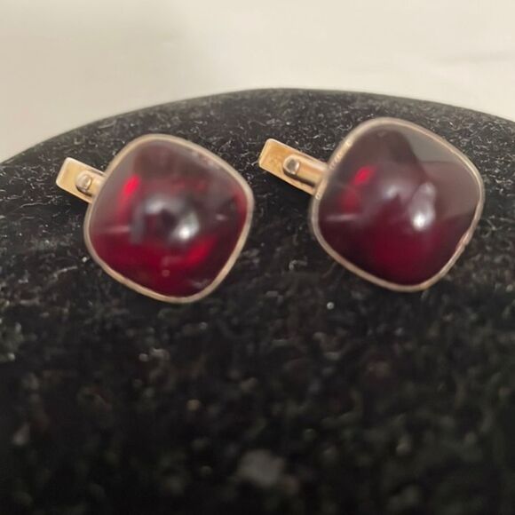RARE Vintage 1950 MCM Swank antique brass domed red lucite whale back cuff links - Picture 2 of 16